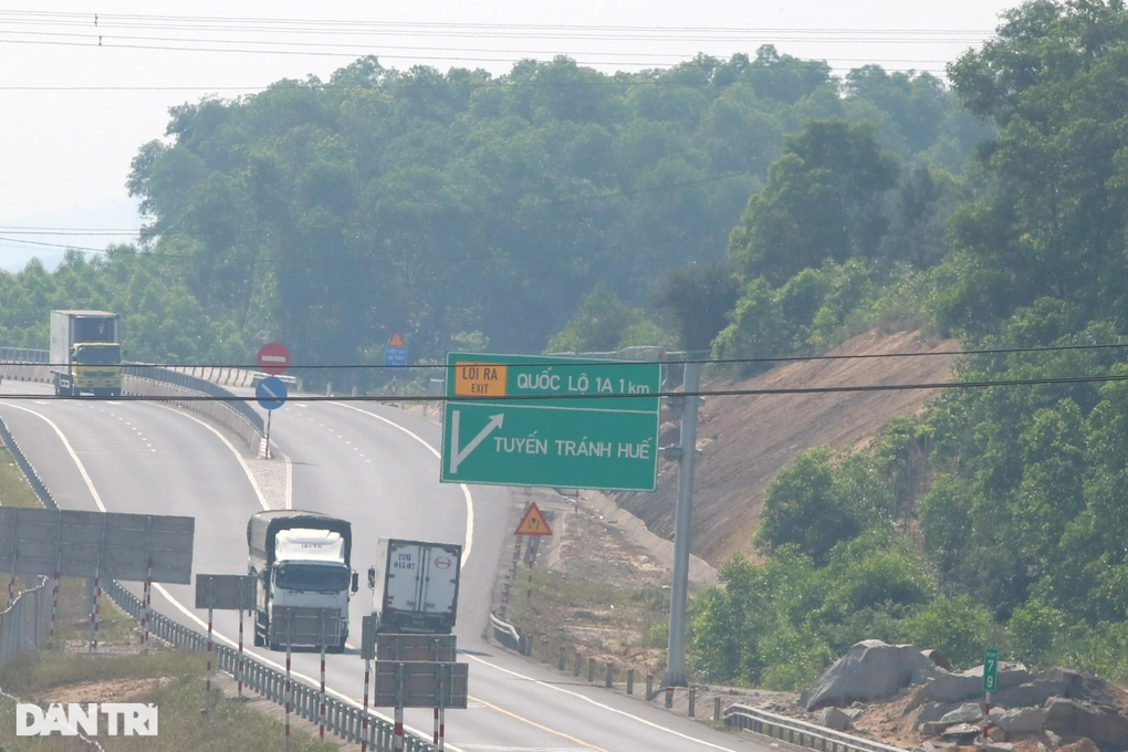 Ghi nhận trên cao tốc Cam Lộ - La Sơn nửa tháng sau vụ tai nạn thảm khốc - 4