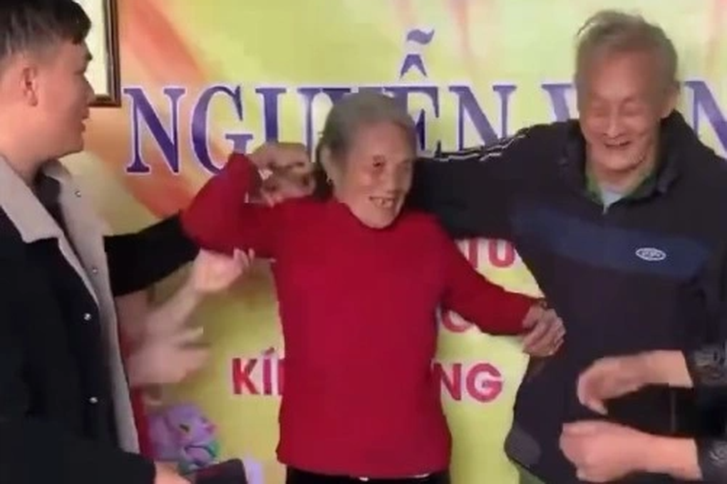 Cụ bà ngại ngùng không cho chồng khoác vai chụp hình trong ngày mừng thọ - 1 Cụ bà ngại ngùng không cho chồng khoác vai chụp hình trong ngày mừng thọ - 1