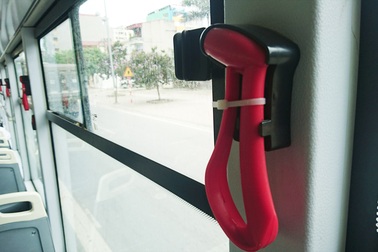 Búa thoát hiểm của buýt nhanh khó dùng vì… bị buộc quá chặt?