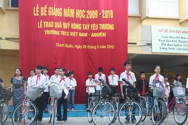 20 HS nghèo học giỏi nhận quà của Quỹ “Vòng tay yêu thương”