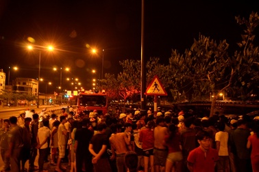 Mò tìm thi thể nam thanh niên nhảy cầu trong đêm