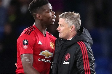Dưới thời Solskjaer, Paul Pogba đã “quên” thay đổi… kiểu tóc