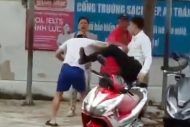 Người đàn ông lao vào đánh đấm túi bụi trước cổng trường vì chỗ đỗ ô tô