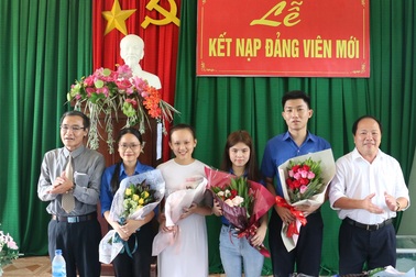 Quảng Ngãi: Nhiều học sinh ưu tú được vinh dự đứng vào hàng ngũ của Đảng