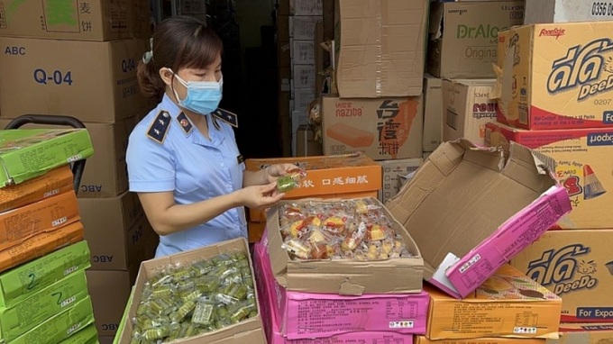 Cơ quan chức năng thu giữ nhiều loại bánh Trung thu không rõ nguồn gốc xuất sứ trong thời gian vừa qua.