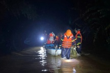 Công an giải cứu hàng chục người khỏi vùng ngập lụt trong đêm