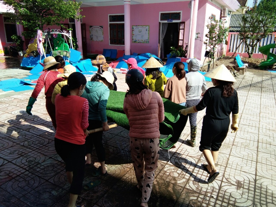 Hà Tĩnh: Giáo viên bì bõm lội nước cứu sách vở của học trò - 17 Hà Tĩnh: Giáo viên bì bõm lội nước cứu sách vở của học trò - 17