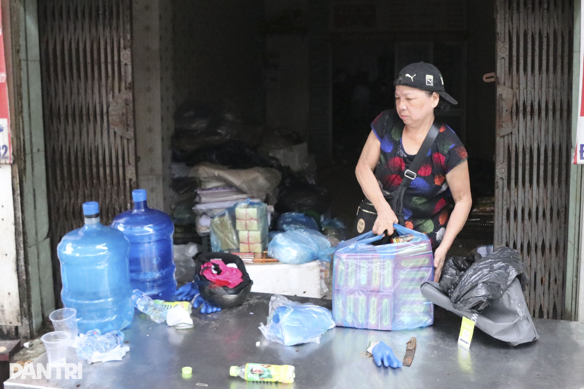 Dựng hàng rào tôn quanh chung cư cũ nát, nghiêng sau bão Yagi ở Hải Phòng - 6 Dựng hàng rào tôn quanh chung cư cũ nát, nghiêng sau bão Yagi ở Hải Phòng - 6