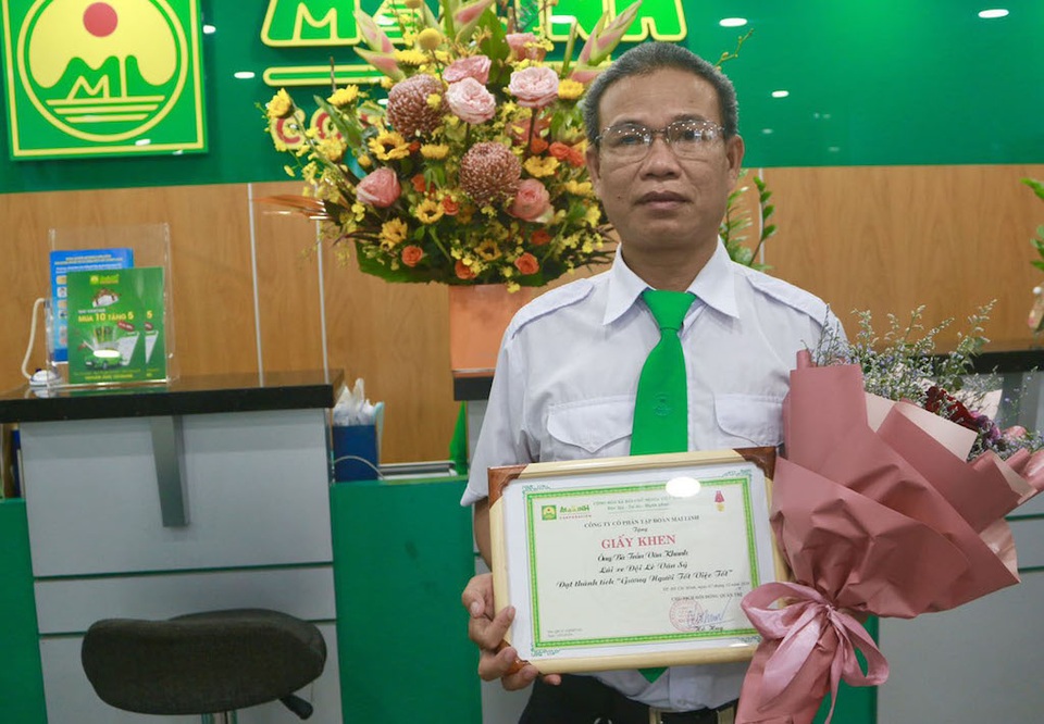 Bác tài tốt bụng trả lại gần trăm triệu đồng cho khách bỏ quên - 2 Bác tài tốt bụng trả lại gần trăm triệu đồng cho khách bỏ quên - 2