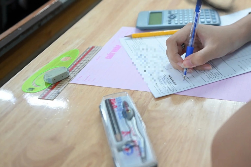 Thí sinh sử dụng thước kẻ có ghi tài liệu bị đình chỉ thi lớp 10 - 1 Thí sinh sử dụng thước kẻ có ghi tài liệu bị đình chỉ thi lớp 10 - 1
