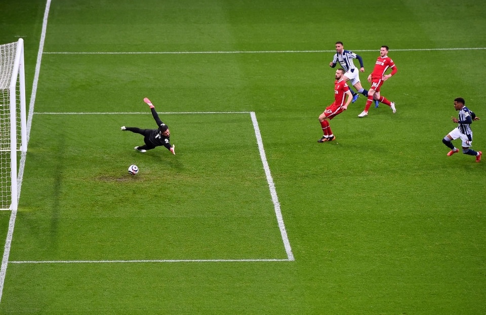 Thủ môn Alisson ghi bàn thắng để đời giúp Liverpool đánh bại West Brom - 4 Thủ môn Alisson ghi bàn thắng để đời giúp Liverpool đánh bại West Brom - 4