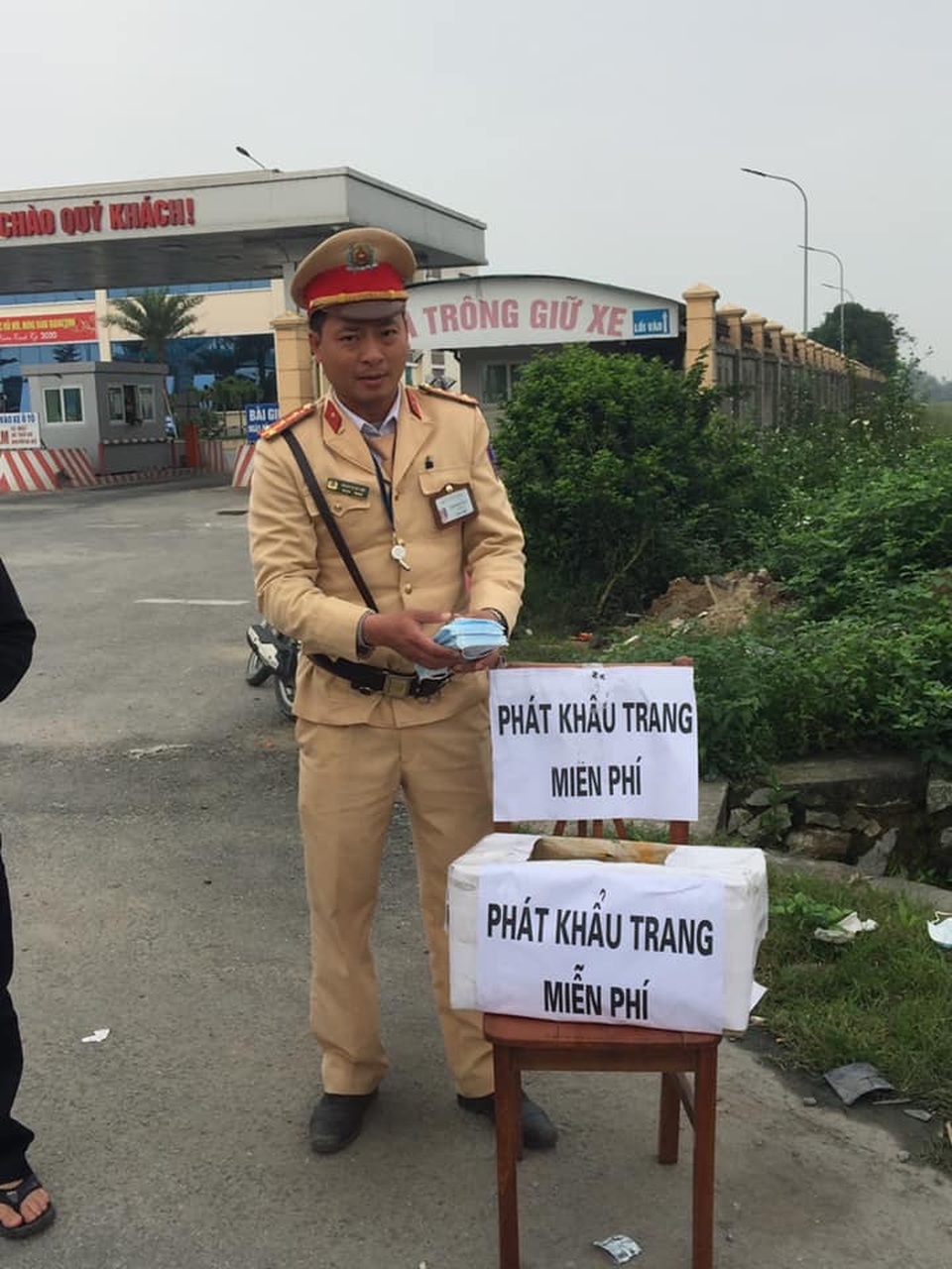 CSGT phát khẩu trang miễn phí cho người đi đường - 4 CSGT phát khẩu trang miễn phí cho người đi đường - 4