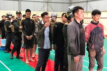 Đột kích sới đá gà giữa làng, bắt hơn 50 con bạc