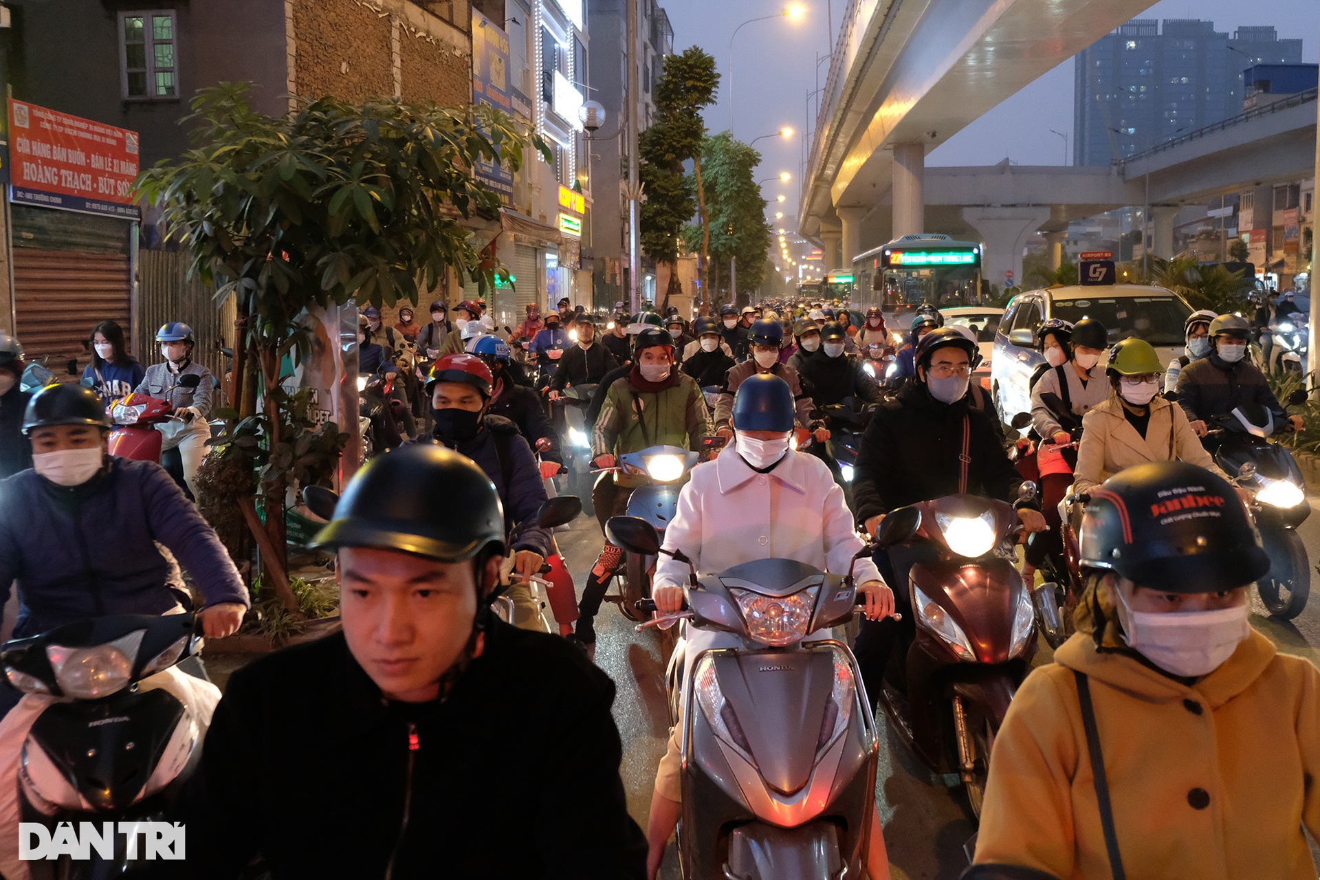Đường vành đai 2 trên cao ùn tắc dài gần 3km từ Ngã Tư Vọng về Ngã Tư Sở - 4 Đường vành đai 2 trên cao ùn tắc dài gần 3km từ Ngã Tư Vọng về Ngã Tư Sở - 4