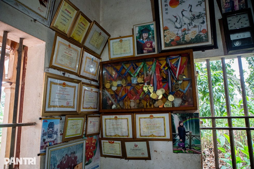 Căn nhà đơn sơ, ngập huy chương của người phi thường - Nguyễn Thị Oanh - 8 Căn nhà đơn sơ, ngập huy chương của người phi thường - Nguyễn Thị Oanh - 8