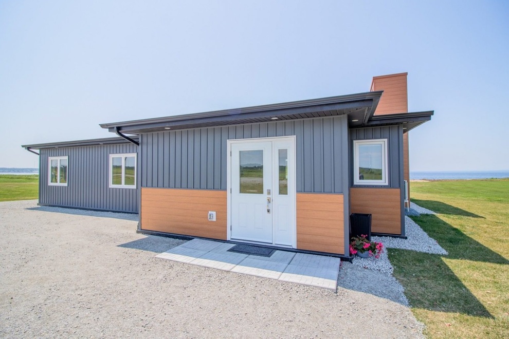 Nhà chống được bão làm từ hơn 600.000 chai nhựa tái chế - 4