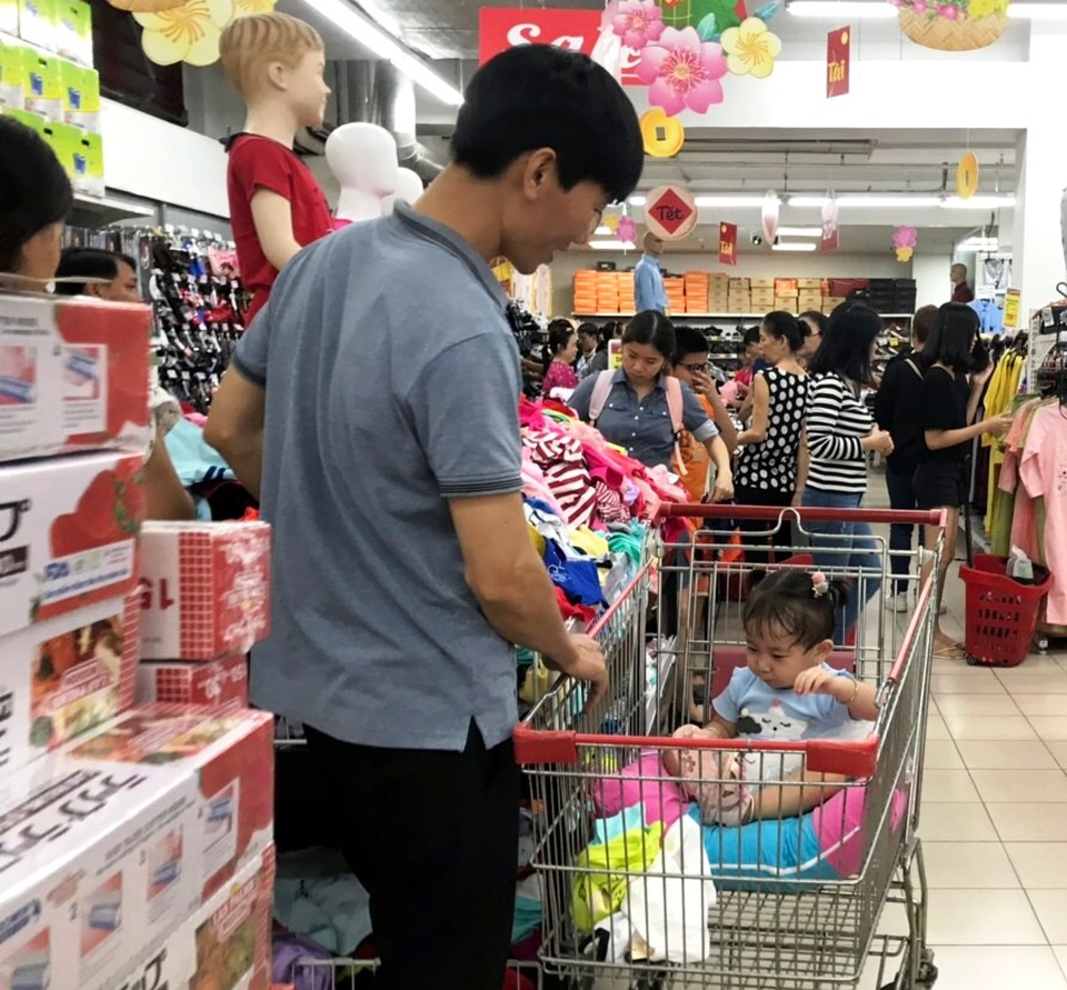 TPHCM: Người dân “rồng rắn” chờ tính tiền ở siêu thị trong ngày cao điểm Tết - 7 TPHCM: Người dân “rồng rắn” chờ tính tiền ở siêu thị trong ngày cao điểm Tết - 7