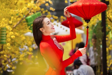 Trà Ngọc Hằng dịu dàng giữa phố Xuân rộn ràng