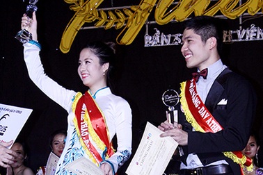 Hoa khôi, Hoa vương trường Ngoại giao hùng biện tiếng Anh như "gió"