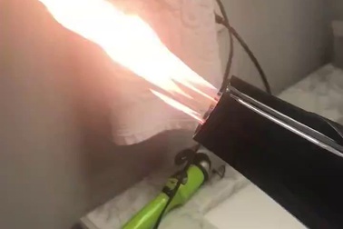 Máy sấy tóc Trung Quốc phun ra lửa.