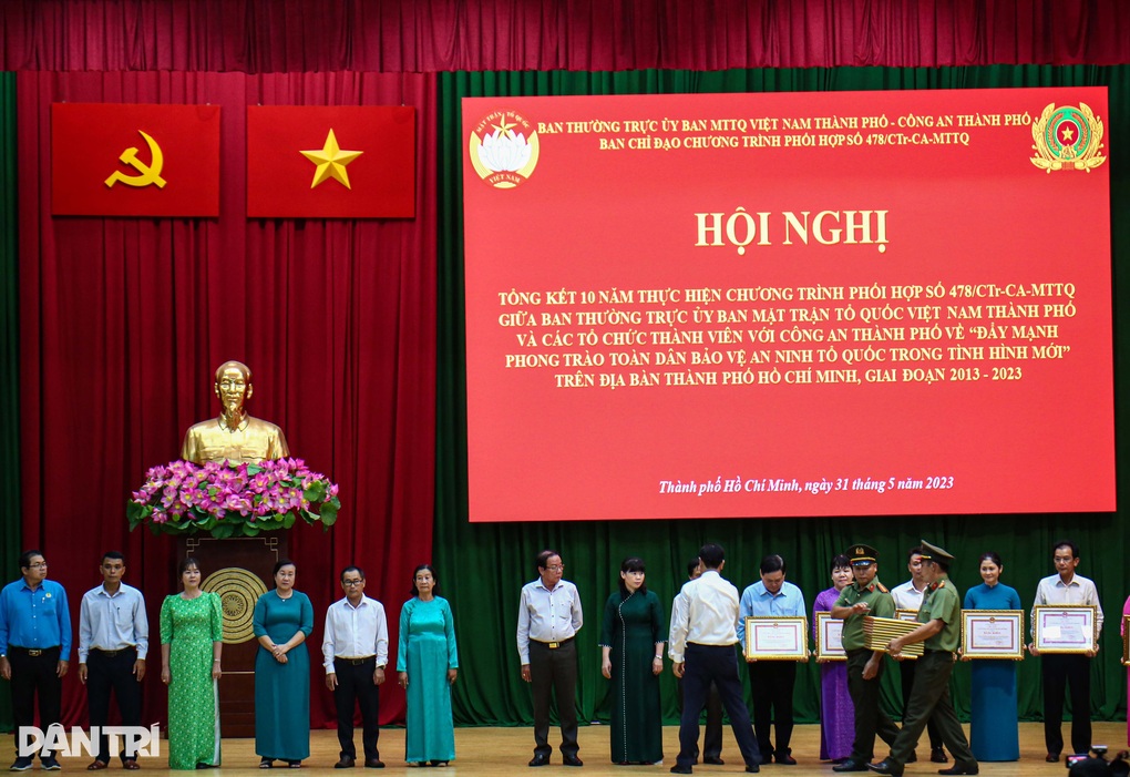 Người dân TPHCM bắt giữ gần 7.000 đối tượng phạm tội - 2 Người dân TPHCM bắt giữ gần 7.000 đối tượng phạm tội - 2