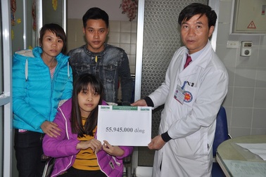 Trao gần 56 triệu đồng đến nữ sinh có nguy cơ cắt bỏ chân vì tai nạn