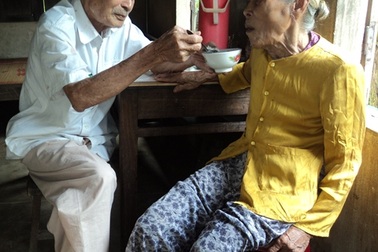 Đắng lòng trước cảnh cụ ông 96 tuổi một mình chăm cụ bà 91 tuổi 