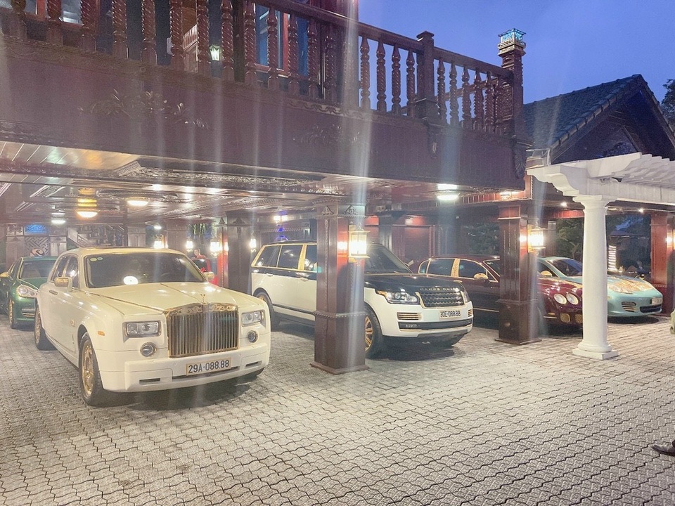 Dàn siêu xe mạ vàng biển đẹp trị giá hơn 50 tỷ đồng của đại gia kín tiếng - 7 Dàn siêu xe mạ vàng biển đẹp trị giá hơn 50 tỷ đồng của đại gia kín tiếng - 7