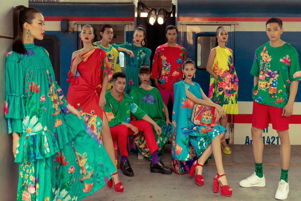 Dàn chân dài rực rỡ sắc màu đón năm mới - 1