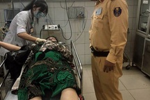 Đang chở xe vi phạm, CSGT giúp người phụ nữ bị tai nạn đi cấp cứu