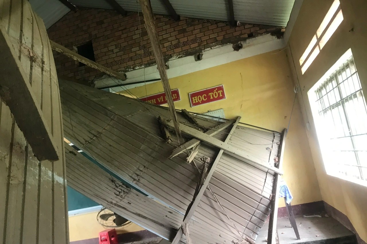 Cały sufit klasy zawalił się z powodu belek zaatakowanych przez termity - 1 Sập toàn bộ trần của phòng học do xà gồ bị mối mọt - 1