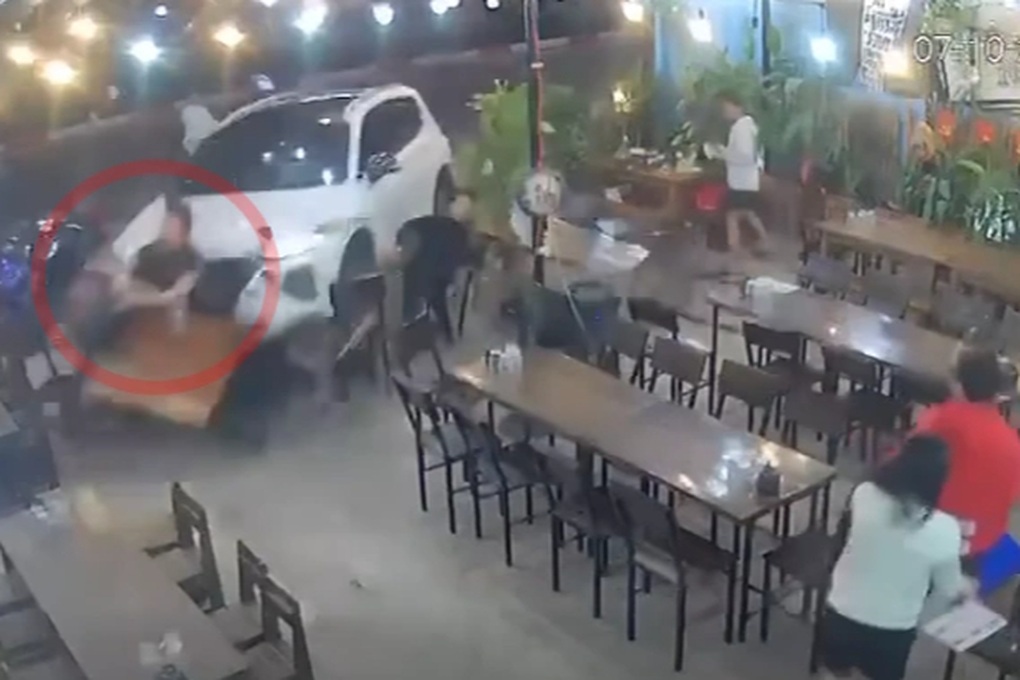 Vụ ô tô lao vào quán nhậu làm một phụ nữ tử vong: Bắt tài xế - 1 Vụ ô tô lao vào quán nhậu làm một phụ nữ tử vong: Bắt tài xế - 1