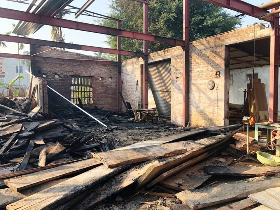 12 căn nhà bị thiêu rụi lúc rạng sáng, bé gái 14 tuổi tử vong - 3