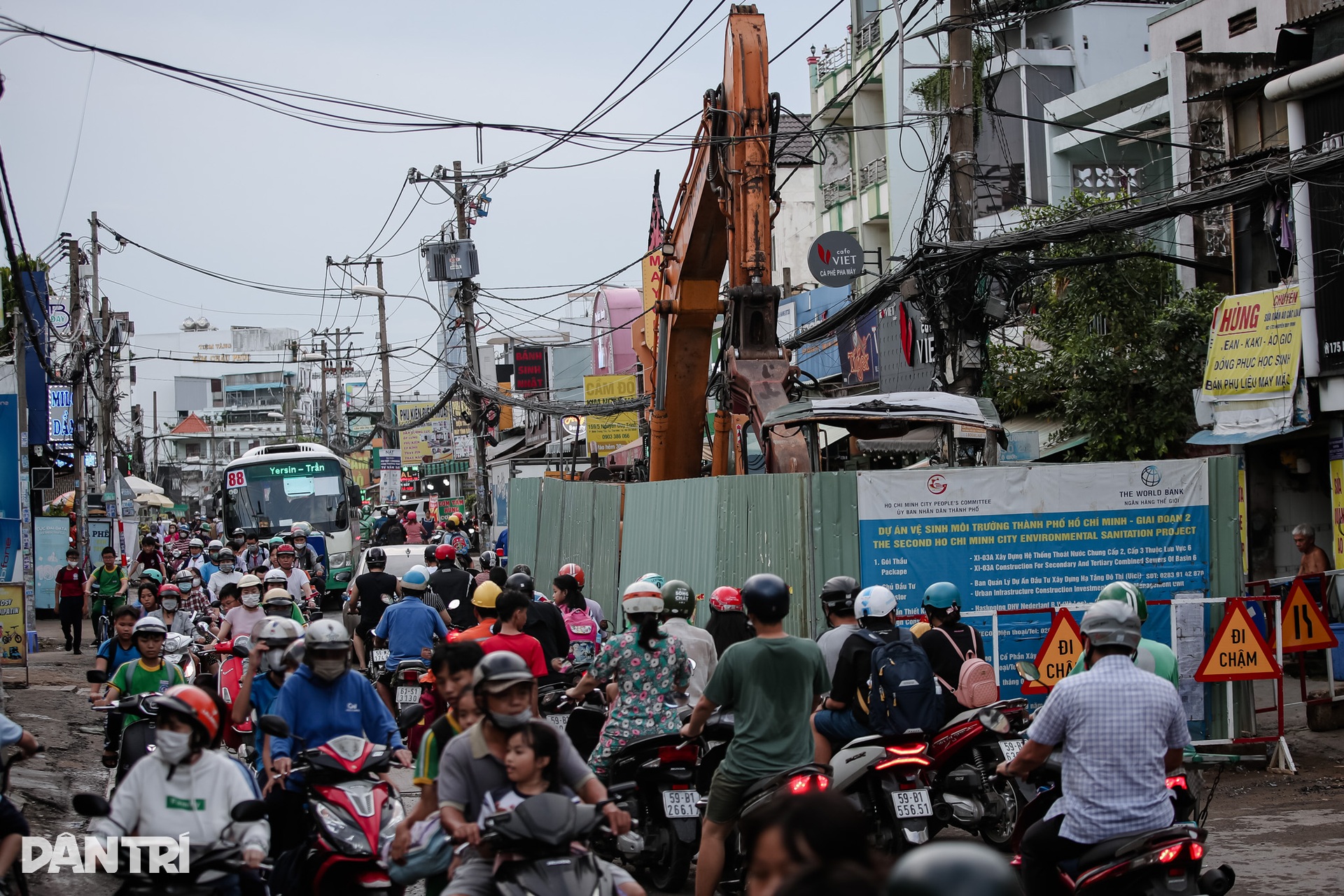 Lô cốt gây ách tắc nhiều tuyến đường ở cửa ngõ phía Đông TPHCM - 3 Lô cốt gây ách tắc nhiều tuyến đường ở cửa ngõ phía Đông TPHCM - 3