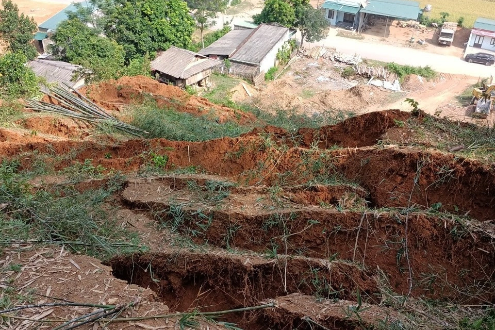 Sạt lở đồi, giáo viên huy động phụ huynh di chuyển học sinh đi nơi khác - 2 Sạt lở đồi, giáo viên huy động phụ huynh di chuyển học sinh đi nơi khác - 2