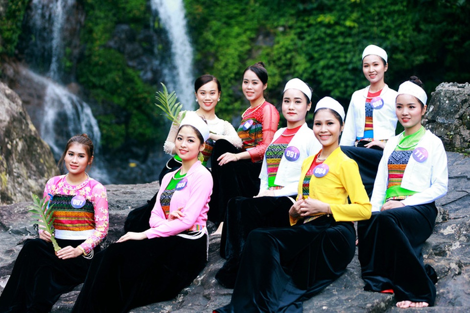 Người đẹp xứ Mường khoe sắc bên thác Cửu Tú Sơn - 10