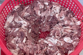 Xôn xao bếp ăn học sinh tiểu học ở Hà Nội nhập cá ươn, thịt bốc mùi