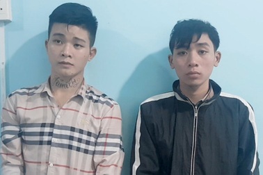 Hai kẻ cướp rút dao kề cổ, lấy xe máy của tài xế xe ôm