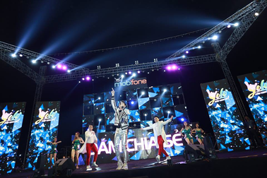 Noo Phước Thịnh kết hợp Trang Moon “quẩy hết mình” tại Thanh Hóa