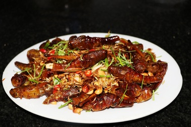 Bí quyết "độc" biến cào cào thành món ngon "không thể cưỡng"