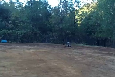 Nhóc 4 tuổi trình diễn mô tô như siêu sao