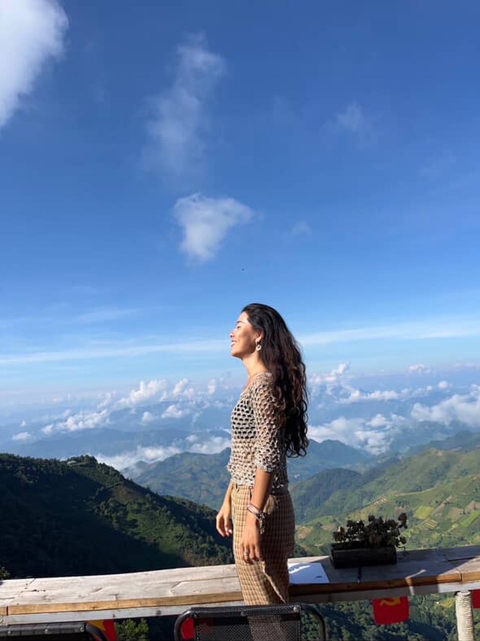 فتاة يابانية تسافر عبر فيتنام بمفردها، تسقط من الدراجة في منتصف الطريق، فيخرج أهل القرية بأكملها لمساعدتها - 3 Cô gái Nhật đi xuyên Việt một mình, ngã xe giữa đường được cả làng ra giúp - 3