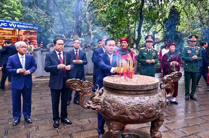 Chủ tịch nước Võ Văn Thưởng cùng lãnh đạo Đảng, Nhà nước dâng hương tại Đền Thượng trong Khu di tích Lịch sử Quốc gia đặc biệt Đền Hùng