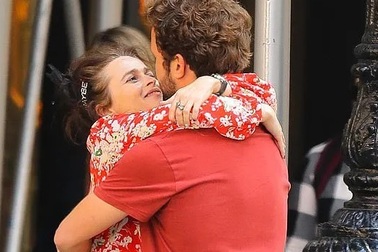 "Sao" phim Harry Potter tình tứ "phi công trẻ" trên phố