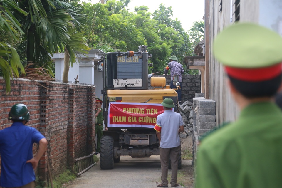 Vụ bịt lối đi nhà cụ bà liệt giường ở Hà Nội: Cưỡng chế nốt vi phạm - 1 Vụ bịt lối đi nhà cụ bà liệt giường ở Hà Nội: Cưỡng chế nốt vi phạm - 1