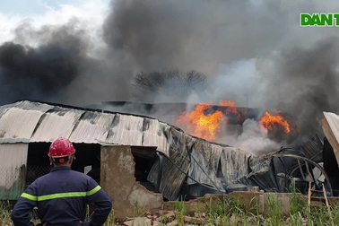 Lửa bao trùm 2 nhà xưởng ở ven Sài Gòn