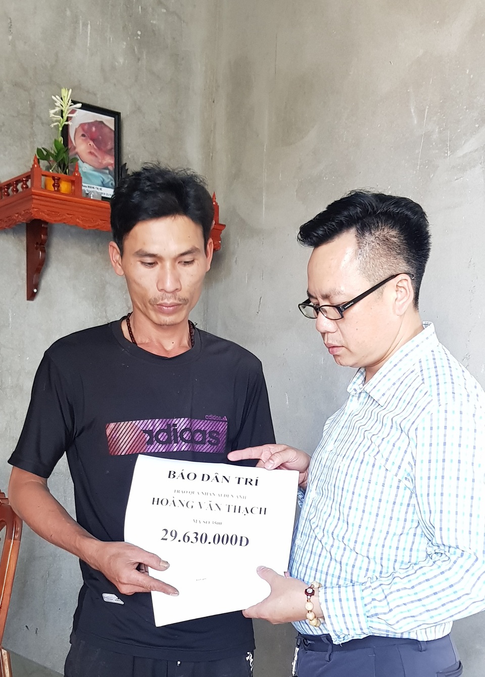 Trao hơn 80 triệu đồng của bạn đọc giúp đỡ gia đình 4 người gặp nạn vật vã trong bệnh viện - 6 Trao hơn 80 triệu đồng của bạn đọc giúp đỡ gia đình 4 người gặp nạn vật vã trong bệnh viện - 6