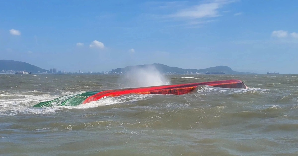 Lật sà lan trên biển TPHCM, 3 thuyền viên may mắn sống sót