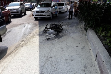 Chạy ngược chiều bị CSGT xử phạt, nam thanh niên đốt xe máy