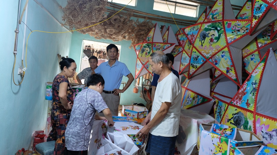 Làng nghề làm đèn lồng đìu hiu trước Tết Trung thu - 1 Làng nghề làm đèn lồng đìu hiu trước Tết Trung thu - 1